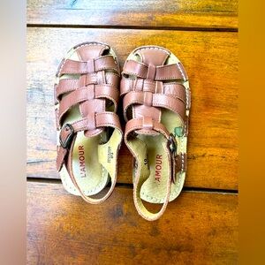 L’amour fishermen sandal in brown. Infant Size 10. Like New.